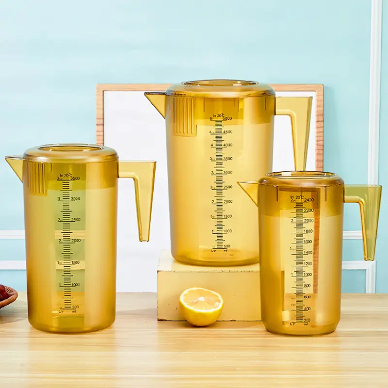 Gelbbrauner oder durchsichtiger Kaltwasserkrug aus Kunststoff